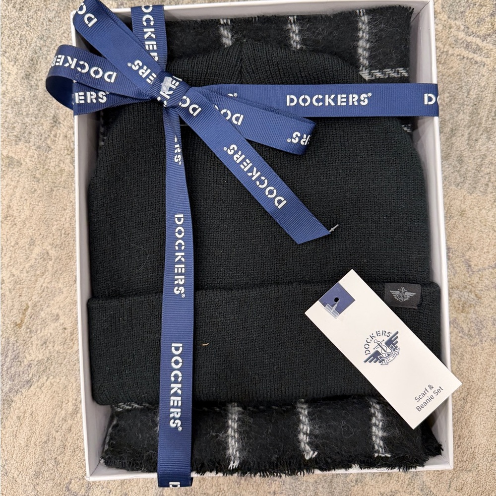 Dockers Hat and Scarf Set Women’s Brand New